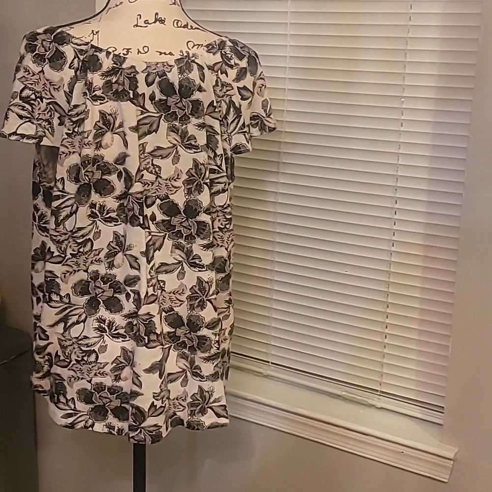 Old Navy Floral Top Large w/Key Hole Tassels - Picture 7 of 11